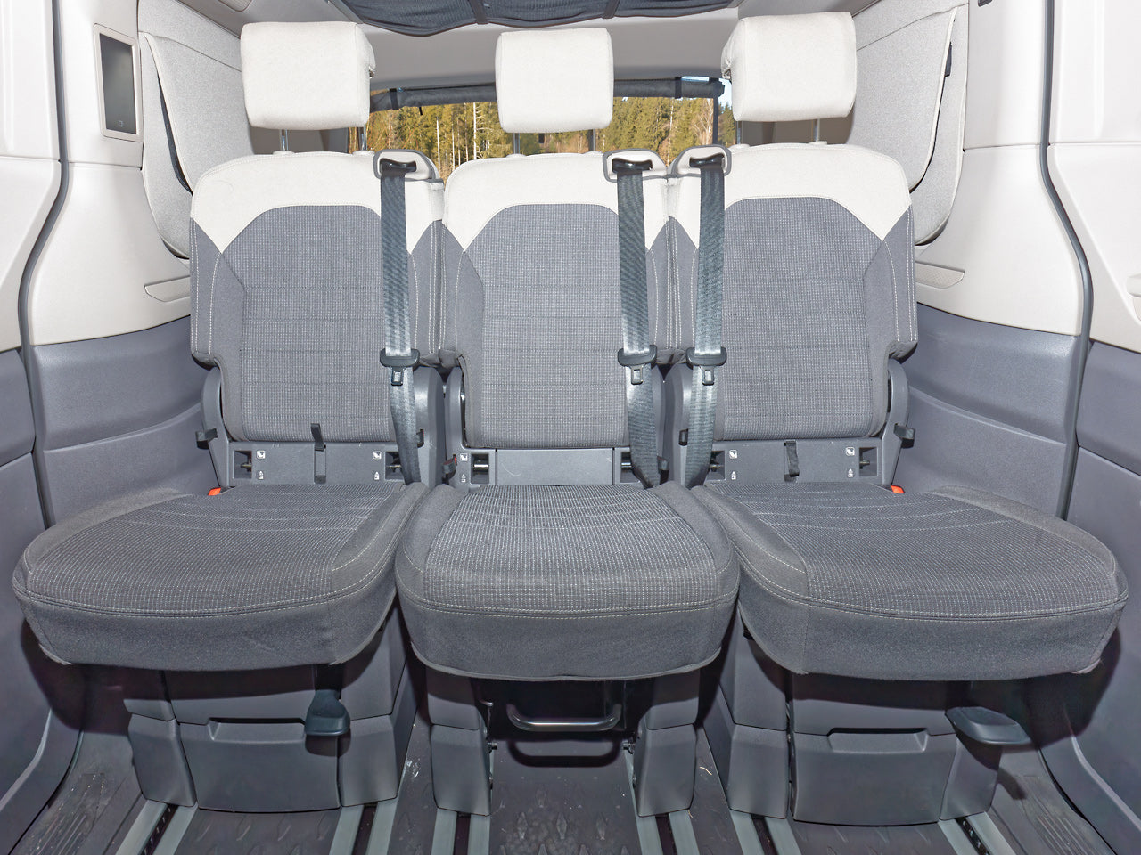 Second Skin ® Schonbezüge für den Mittelsitz in den VW California Beach Tour/Camper, Design "Bright Dots Raven / Sandwick"