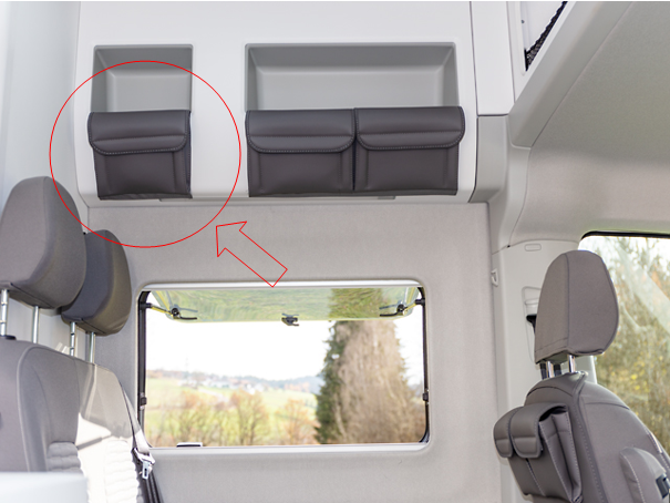 UTILITY mit einer Tasche für Ablageschrank links über der Sitzgruppe VW Grand California 680
