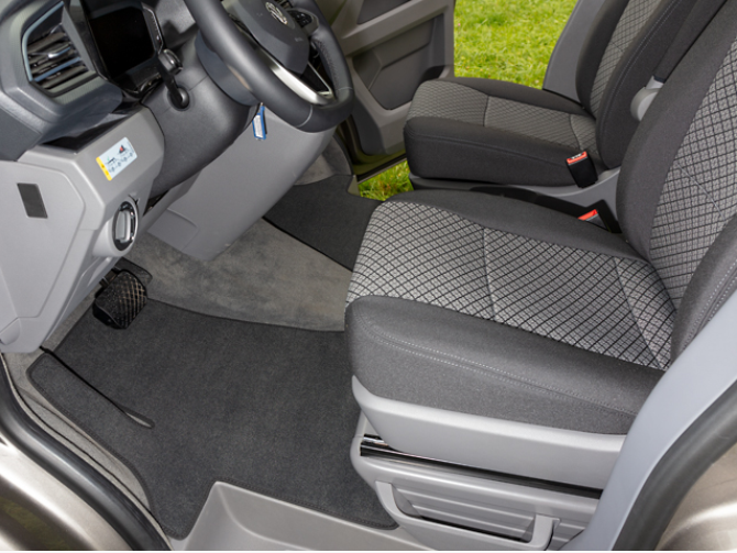 Veloursteppich Fahrerhaus mit Radkastentrittschutz links, VW T6.1