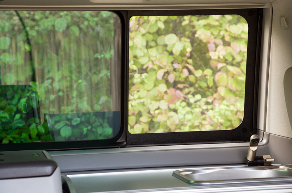 Das Fliegengitter für das geöffnete Schiebefenster im T6.1 schützt vor unerwünschten Fliegen und anderen Insekten.