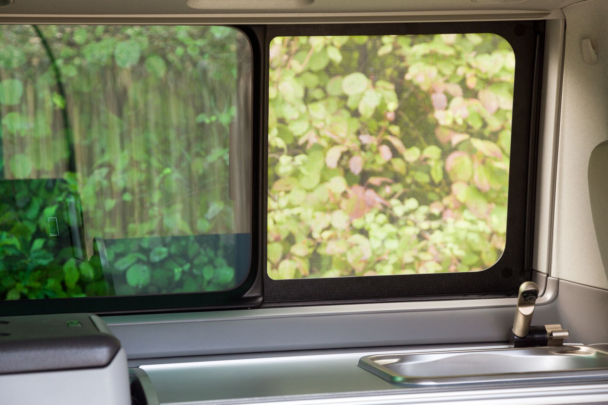 Frische Luft und trotzdem Ruhe vor Moskitos mit dem Fliegengitter für das Schiebefenster im T5 oder T6 in schwarz von MAXXCAMP. Hier sehen Sie das Produkt wie es in Verwendung ist.