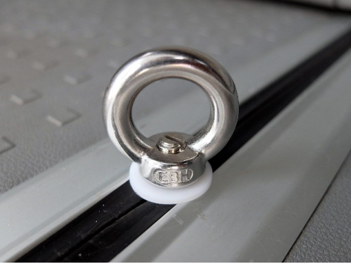 Die Zurröse für den VW T5/T6/T6.1 von der Firma Bus-Boxx ist eine T-Schraube aus Edelstahl und hat einen Innendurchmesser von 19mm.