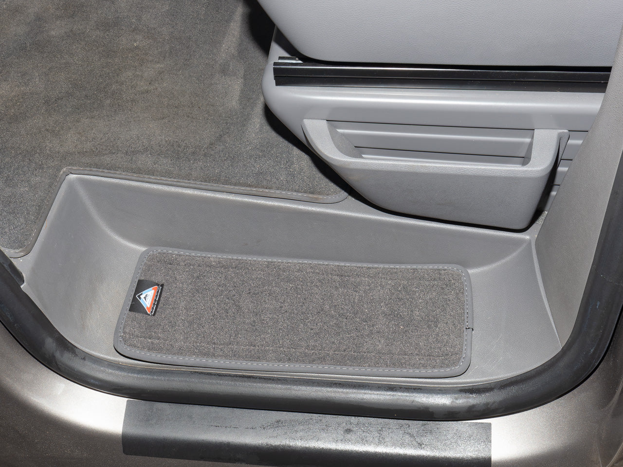 Veloursteppichset für beide Fahrerhaus-Trittstufen VW T6.1/T6/T5, Design „Palladium"