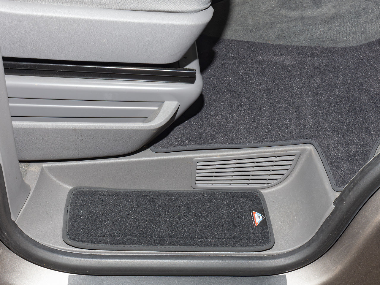 Veloursteppichset für beide Fahrerhaus-Trittstufen VW T6.1/T6/T5, Design „Titanschwarz"