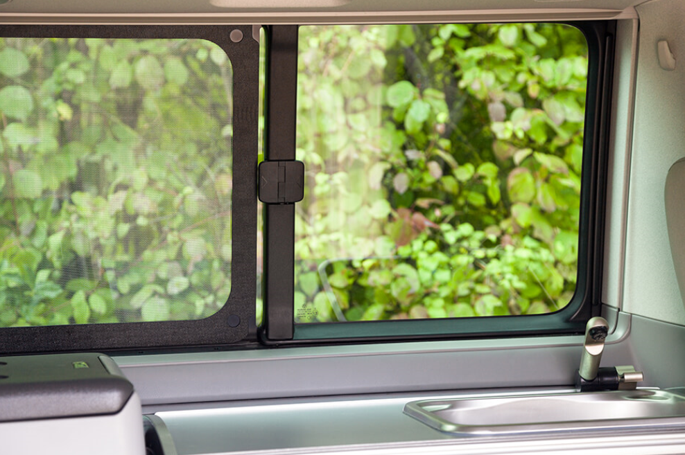 Das Fliegengitter für das Schiebefenster im T6.1 schützt vor unerwünschten Fliegen und anderen Insekten.